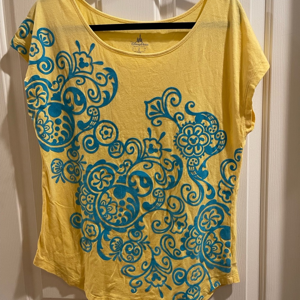 DISNEY Ladies hidden Mickey tshirt size M  perfect for Disney 
B1)
